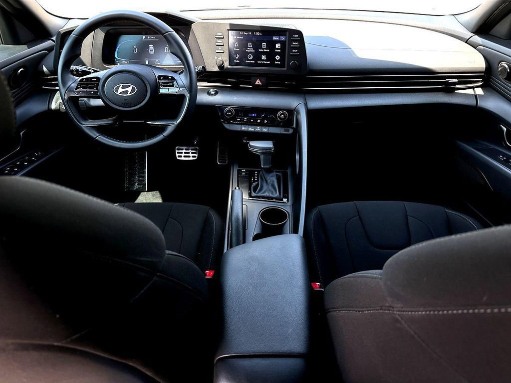 Used 2025 Hyundai Elantra Sport image 28