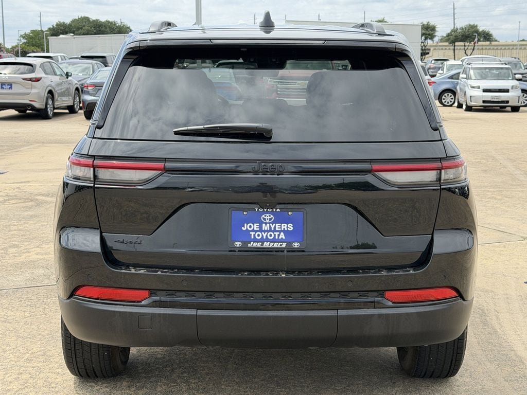 Used 2025 Jeep Grand Cherokee Altitude AWD/4WD image 8