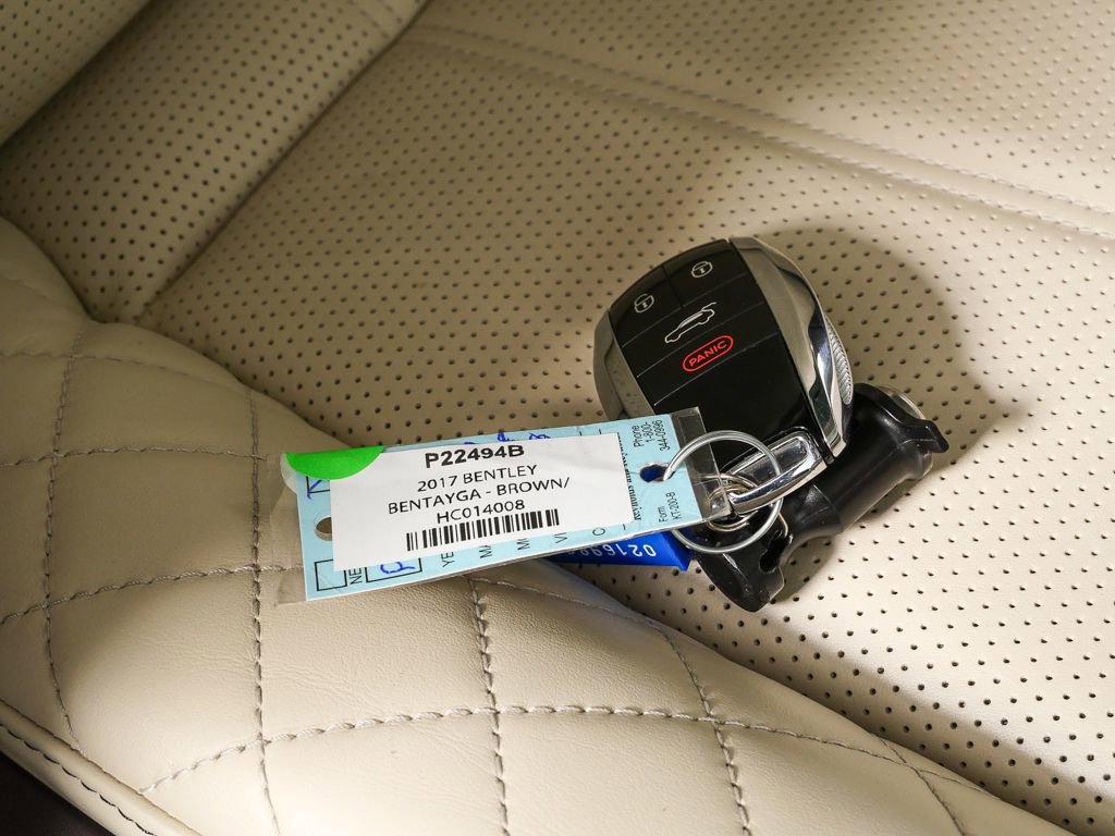 Used 2017 Bentley Bentayga image 40