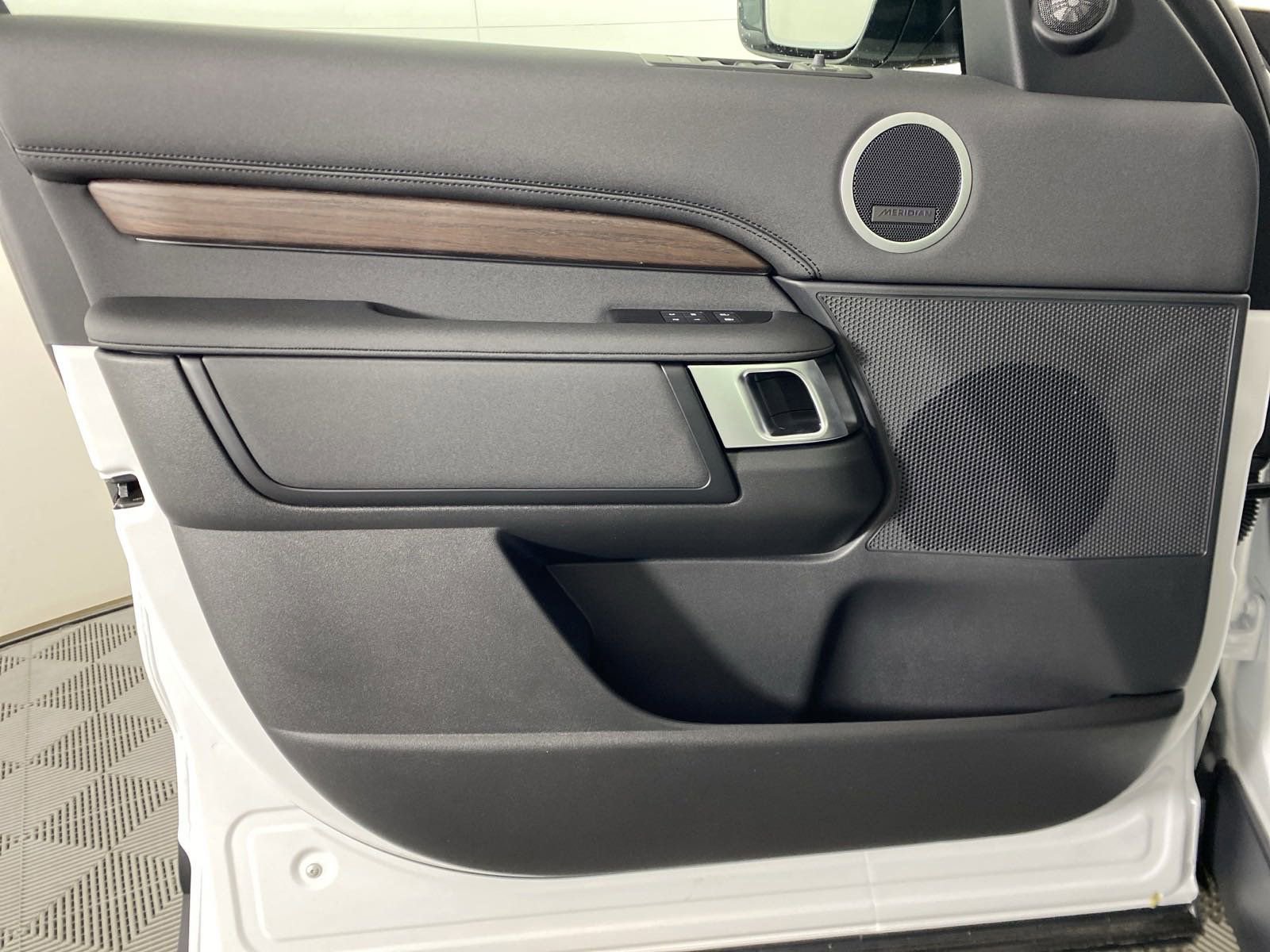 Certified 2025 Land Rover Discovery S image 18