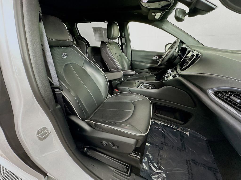 Used 2025 Chrysler Pacifica Limited FWD image 38