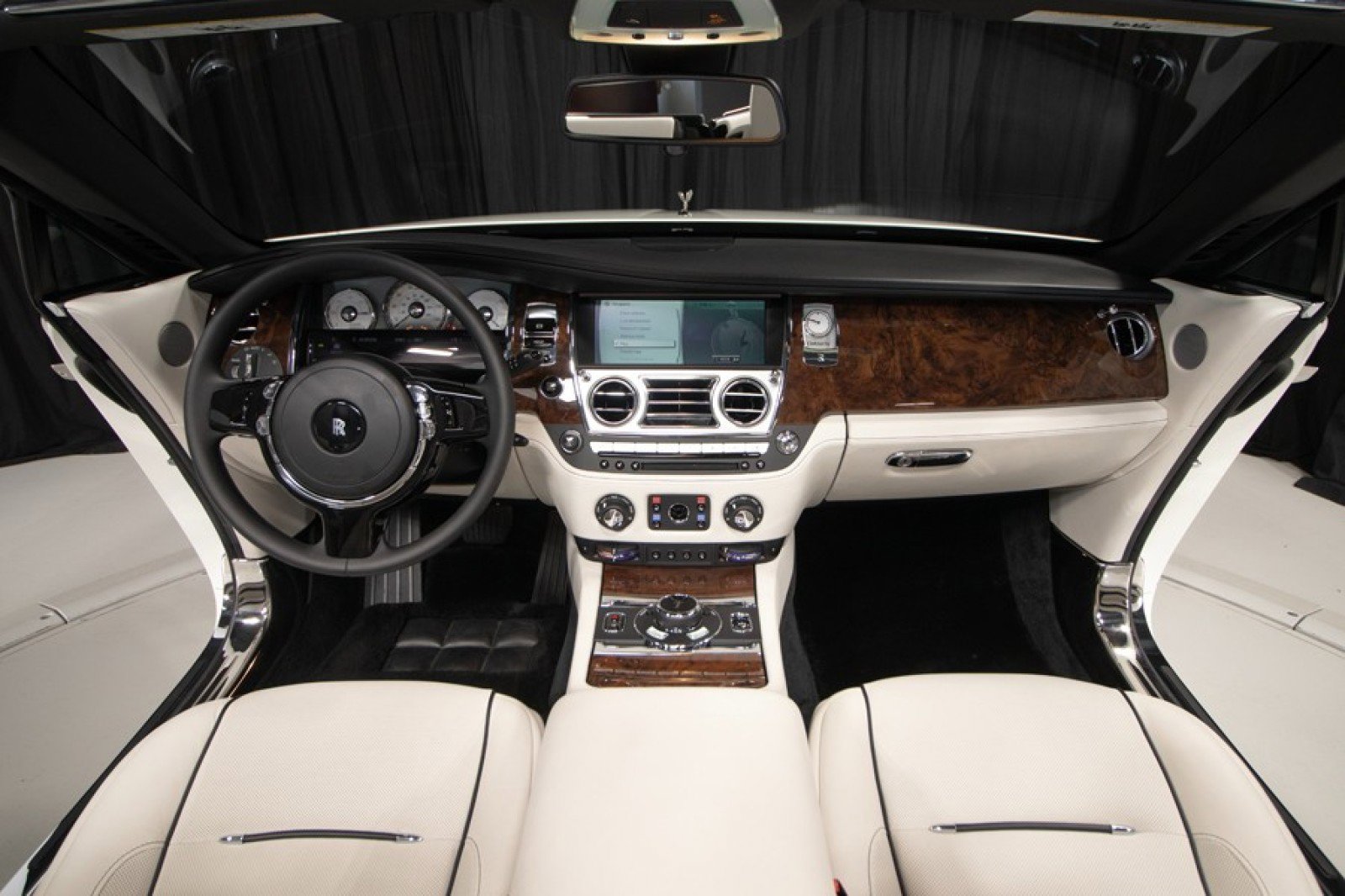 Used 2017 Rolls-Royce Dawn image 24