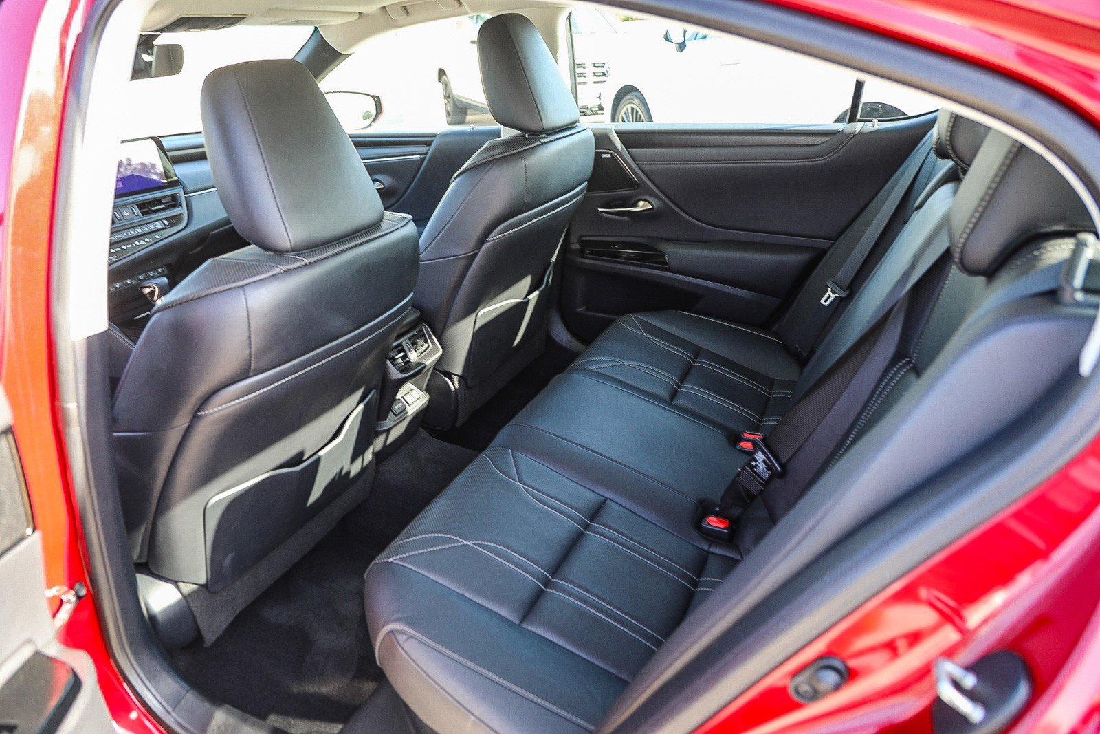 Used 2024 Lexus ES 300h w/ Accessory Package (Z2) FWD image 18