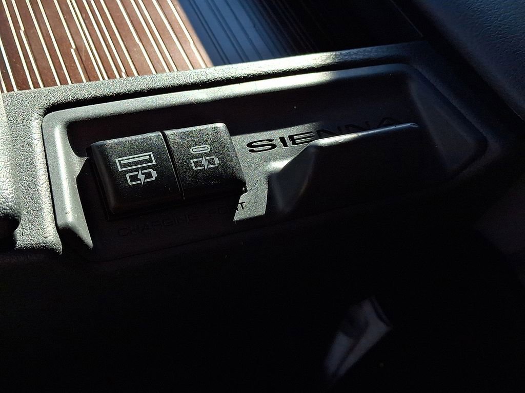 Used 2023 Toyota Sienna LE image 12