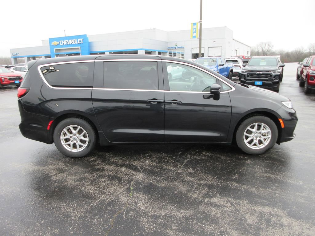 Used 2023 Chrysler Pacifica Touring-L image 6