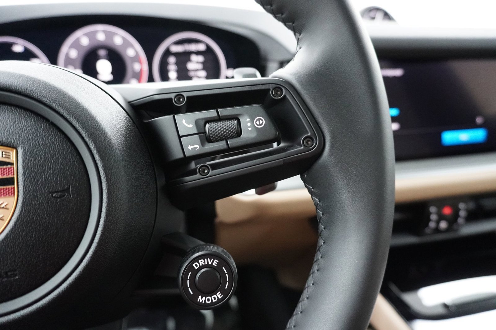 Certified 2025 Porsche Cayenne image 22