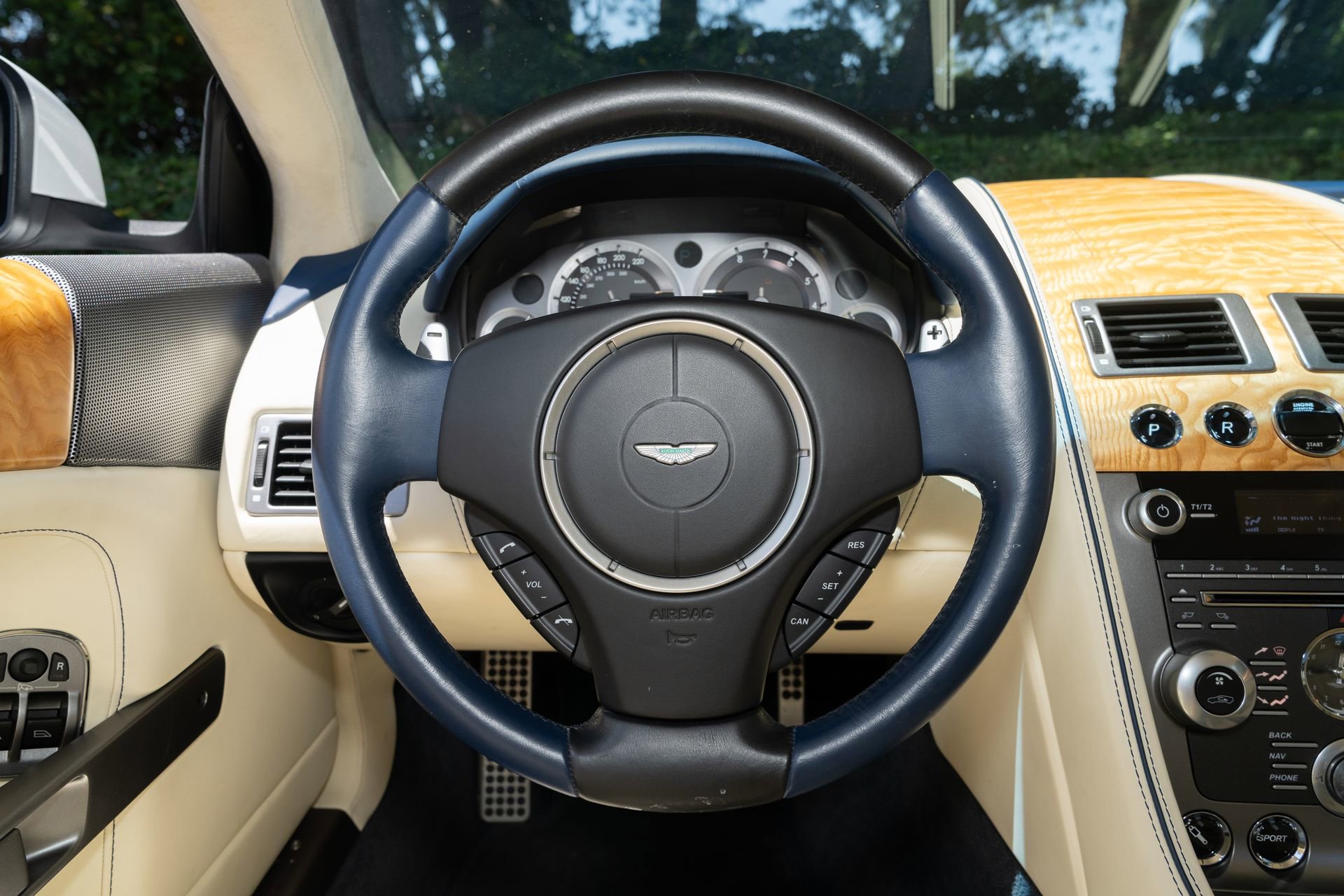 Used 2012 Aston Martin Virage Coupe RWD image 20
