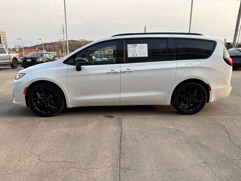 Used 2025 Chrysler Pacifica Limited FWD image 2