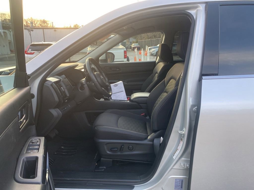Used 2024 Nissan Pathfinder SV image 4