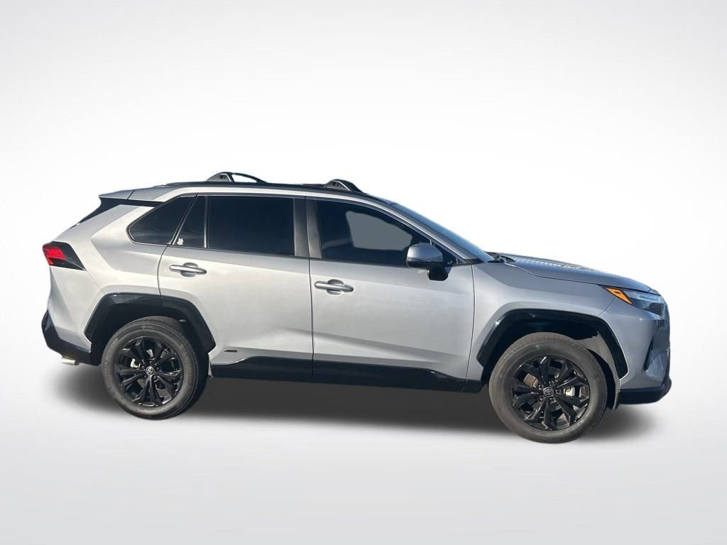 Used 2022 Toyota RAV4 SE image 6