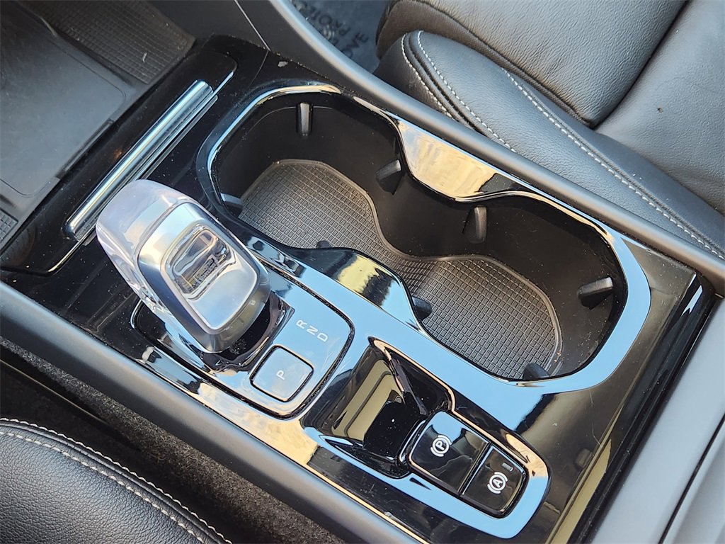 Used 2023 Volvo XC40 B5 Ultimate image 10