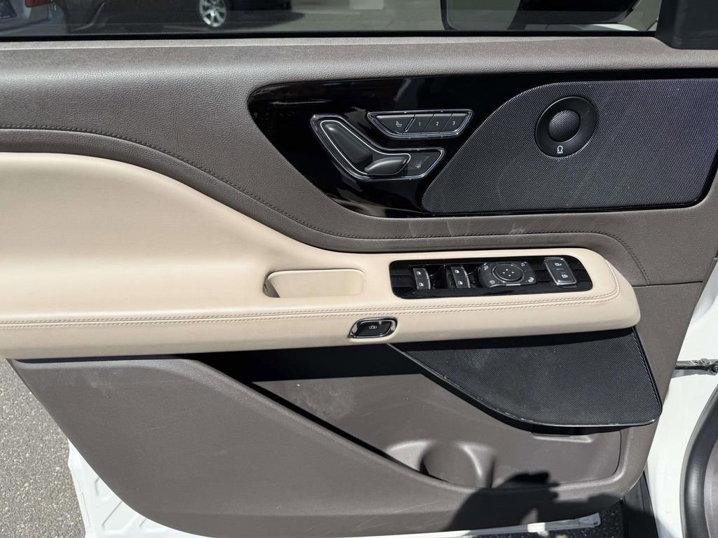 Used 2022 Lincoln Aviator Reserve w/ Elements Package Plus AWD/4WD image 17