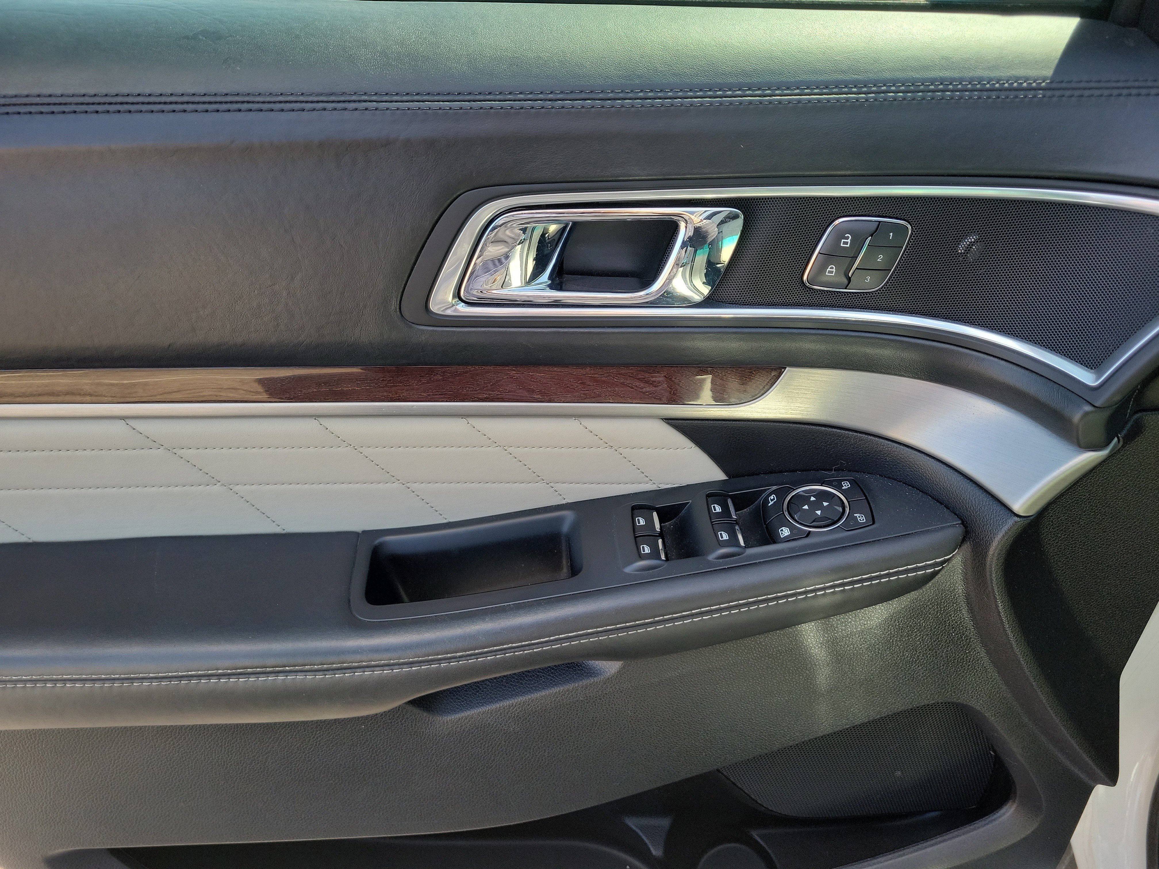 Used 2016 Ford Explorer Platinum image 21