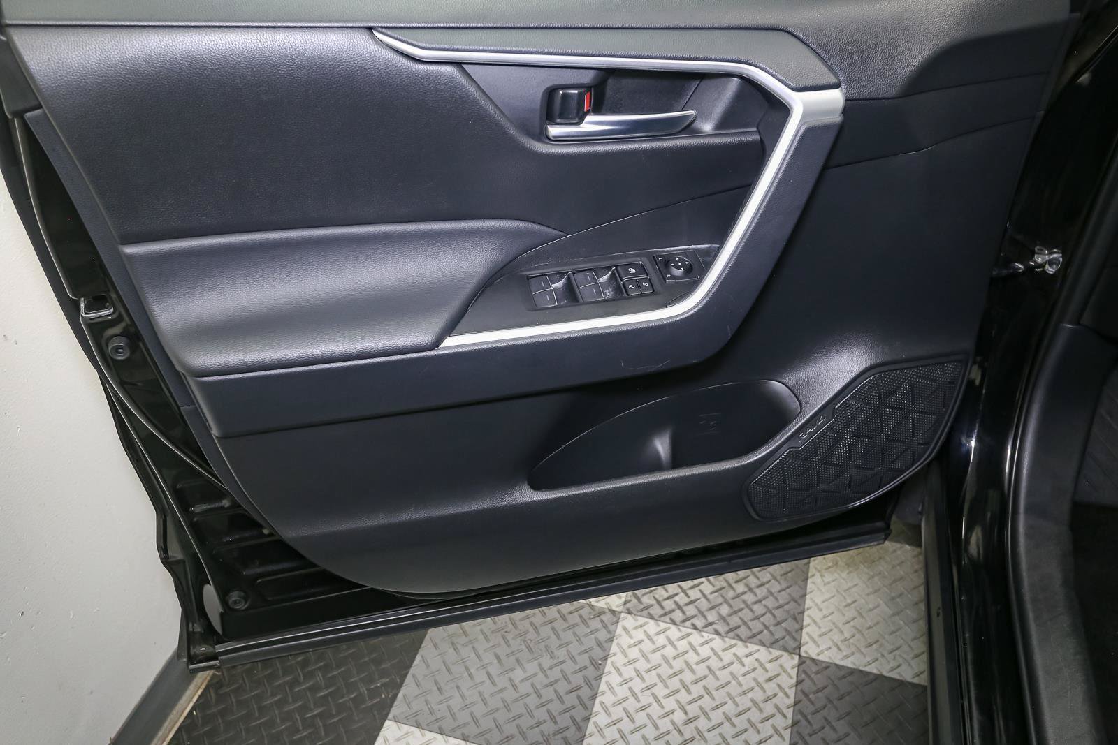 Used 2025 Toyota RAV4 XLE AWD/4WD image 41