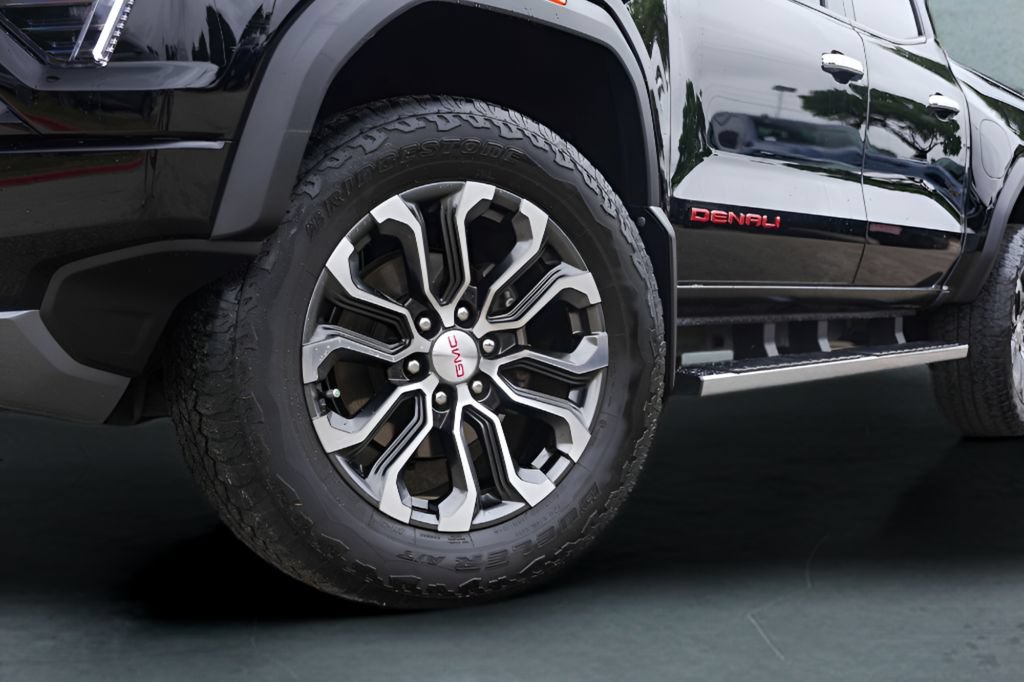 Used 2023 GMC Canyon Denali AWD/4WD image 3