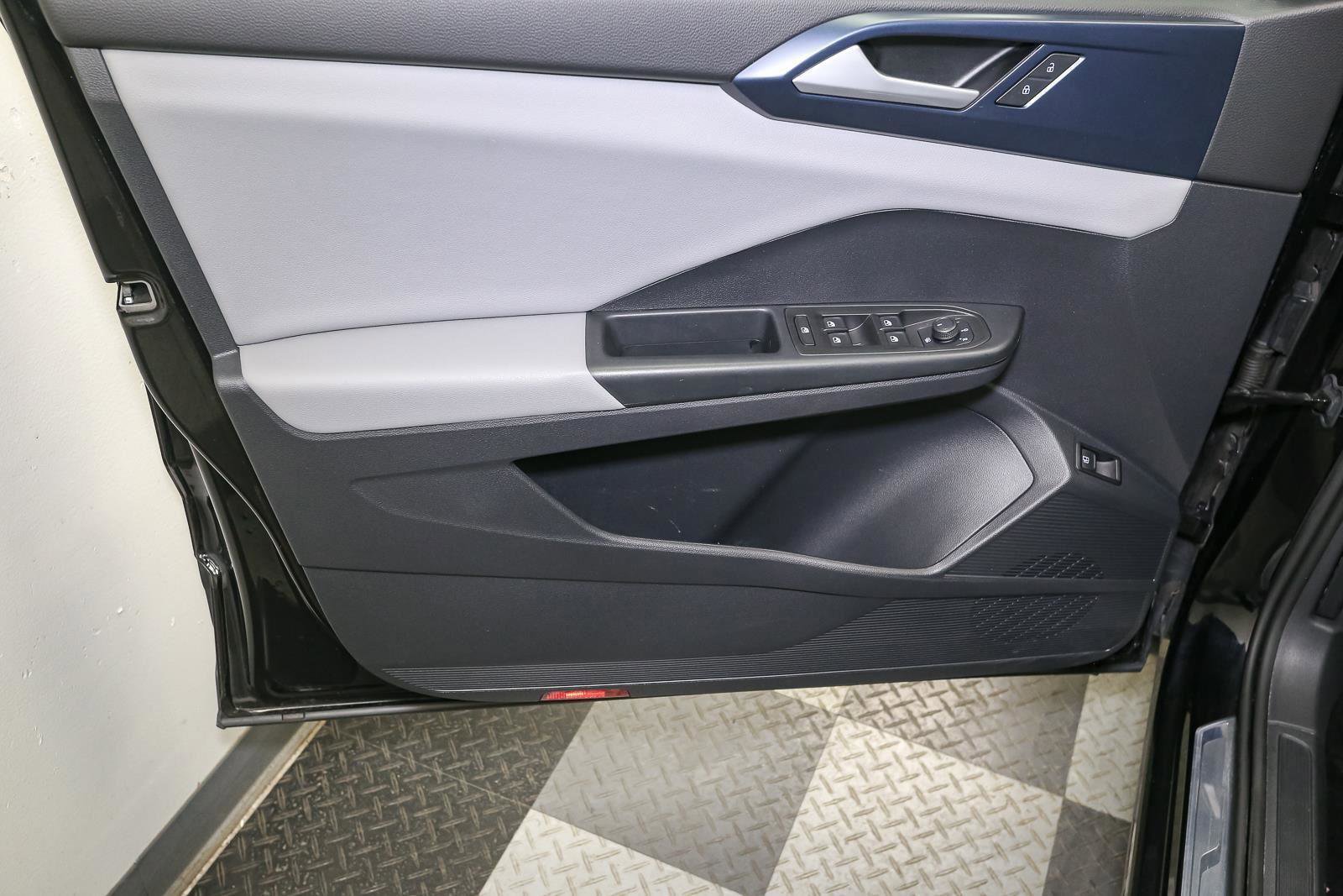 Certified 2022 Volkswagen Taos SE w/ Panoramic Sunroof Package AWD/4WD image 45