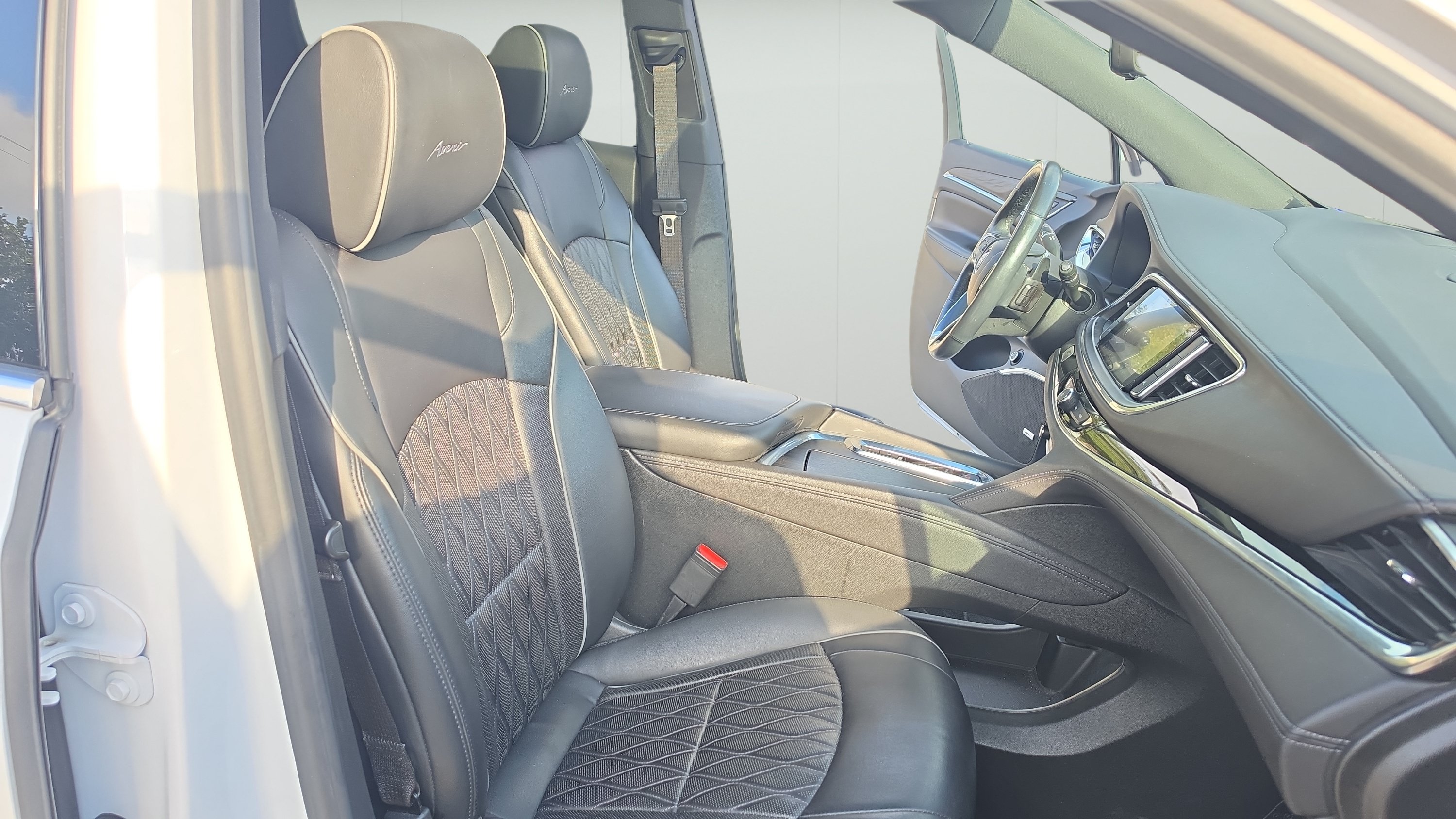Used 2022 Buick Enclave Avenir w/ Avenir Technology Package FWD image 26
