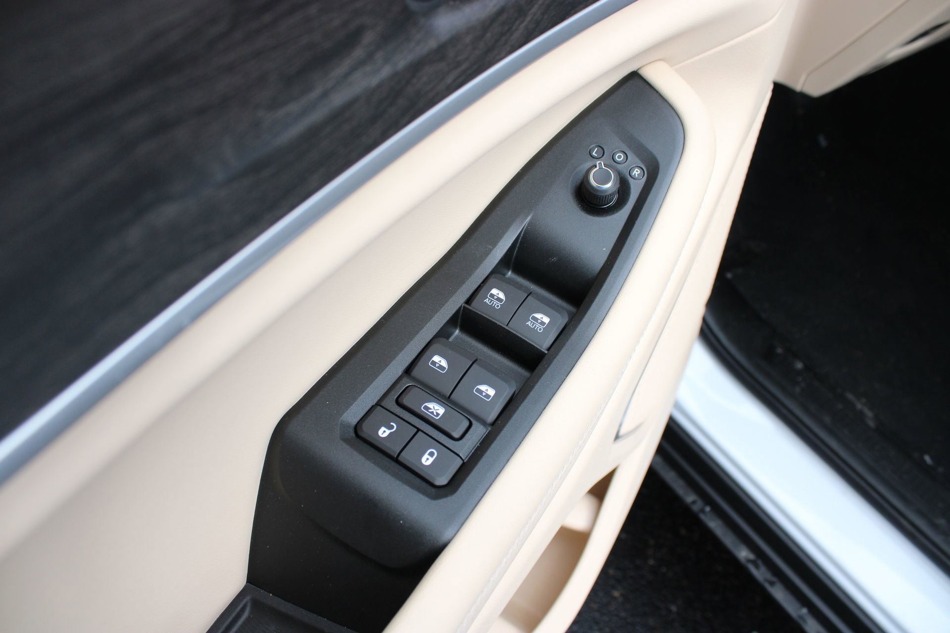 New 2025 Jeep Grand Cherokee Limited w/ Luxury Tech Group II image 16