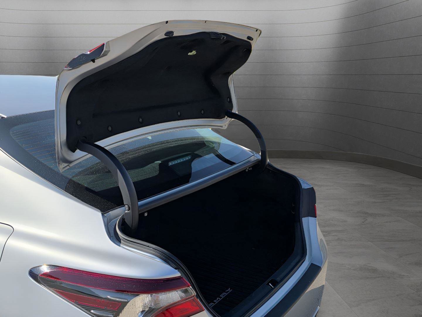 Used 2022 Toyota Camry SE image 10