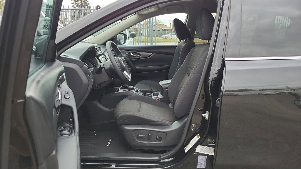Used 2018 Nissan Rogue S image 18
