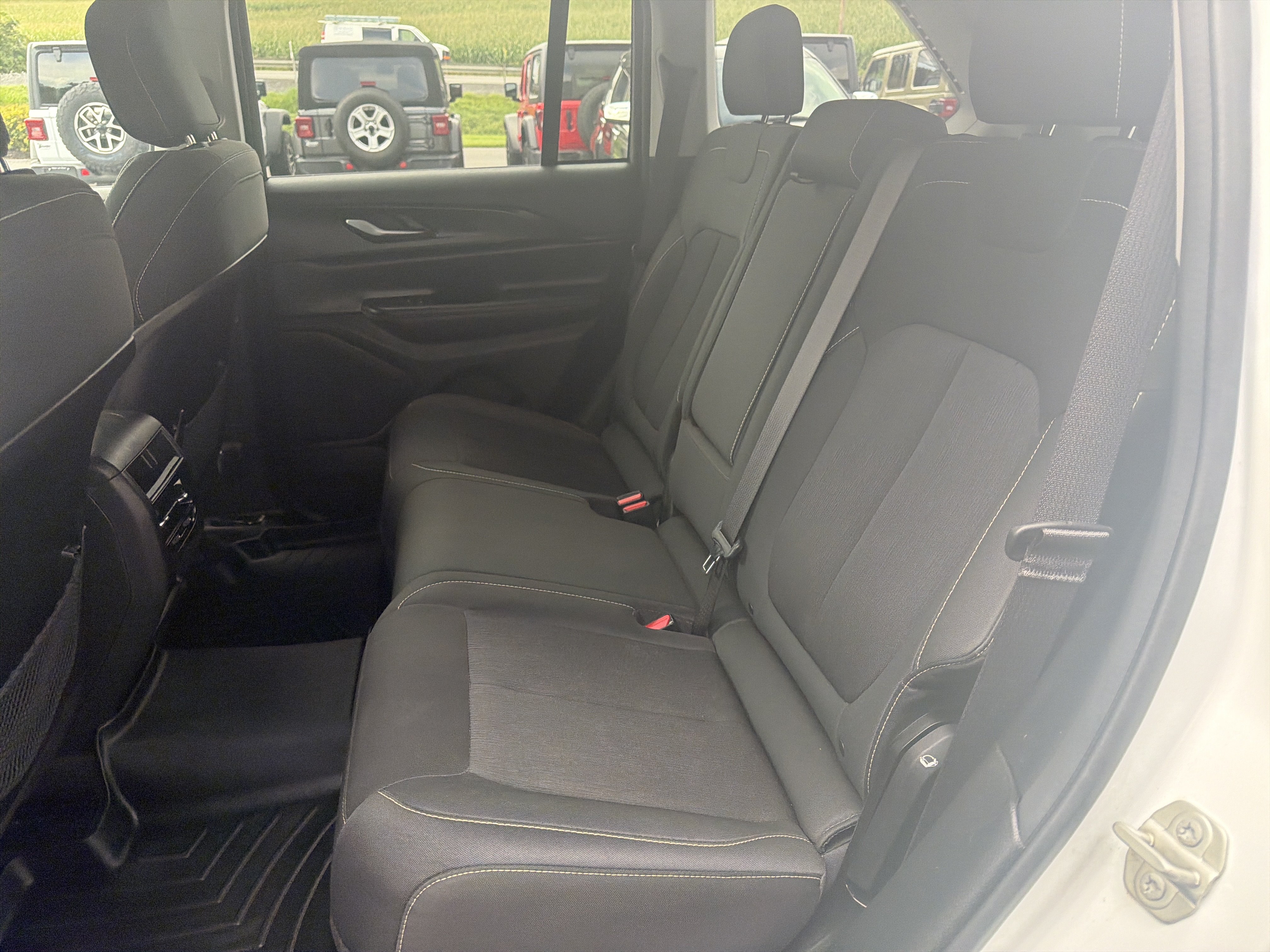 Used 2023 Jeep Grand Cherokee Laredo AWD/4WD image 13