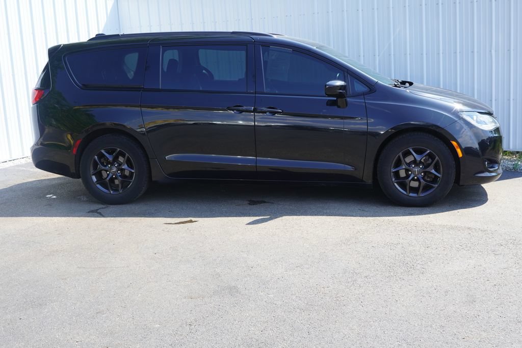 Used 2019 Chrysler Pacifica Touring-L w/ S Appearance Package FWD image 2