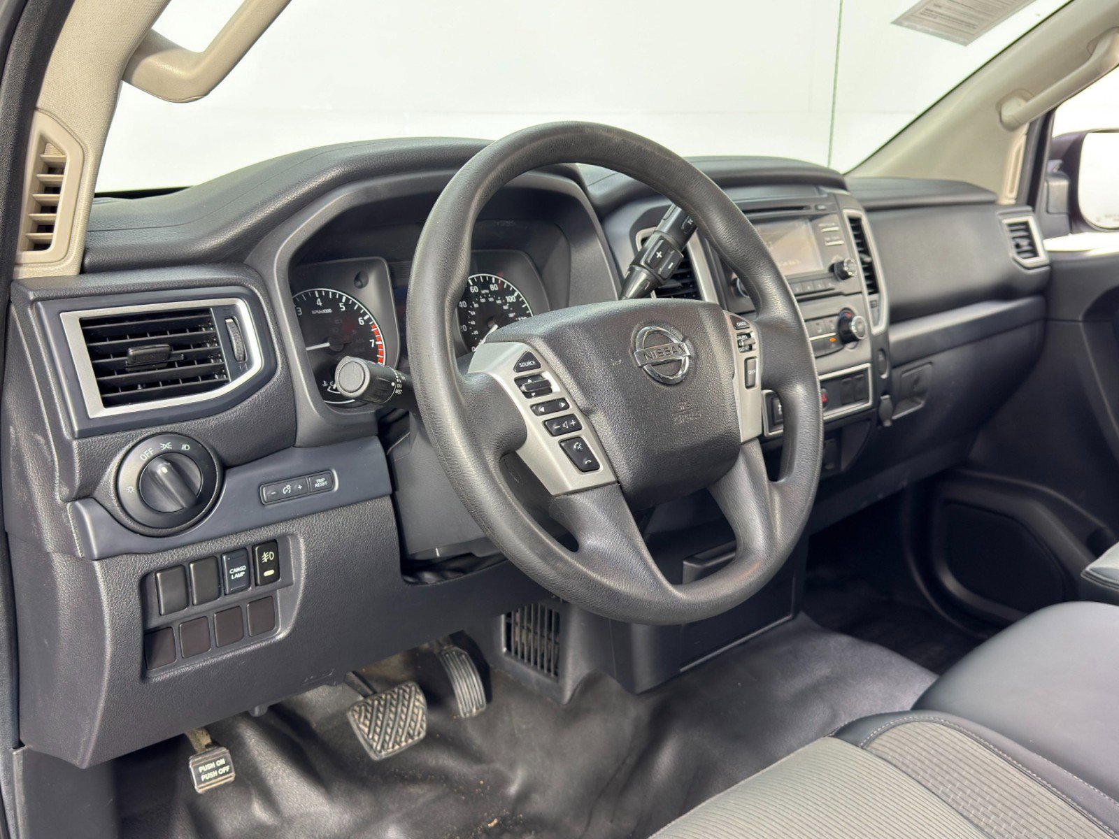 Used 2017 Nissan Titan S image 11