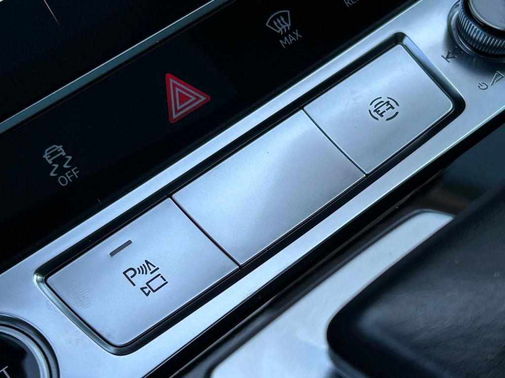 Used 2022 Audi e-tron Premium Plus w/ Premium Plus Package image 39