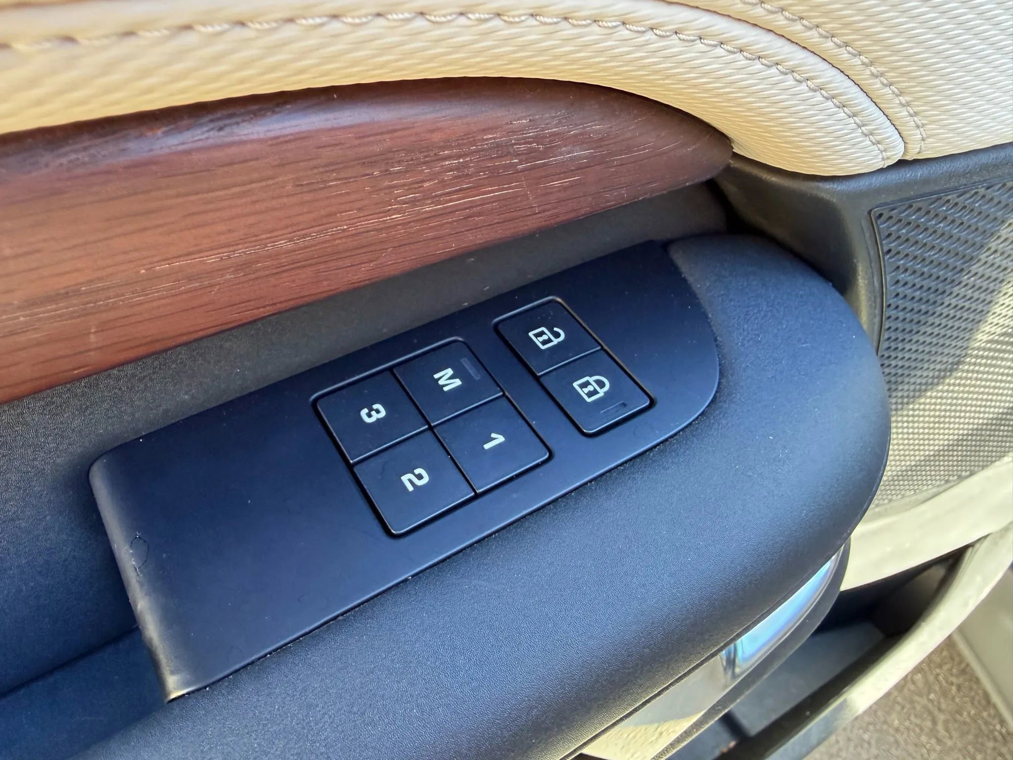 Used 2023 Land Rover Discovery Metropolitan Edition image 37