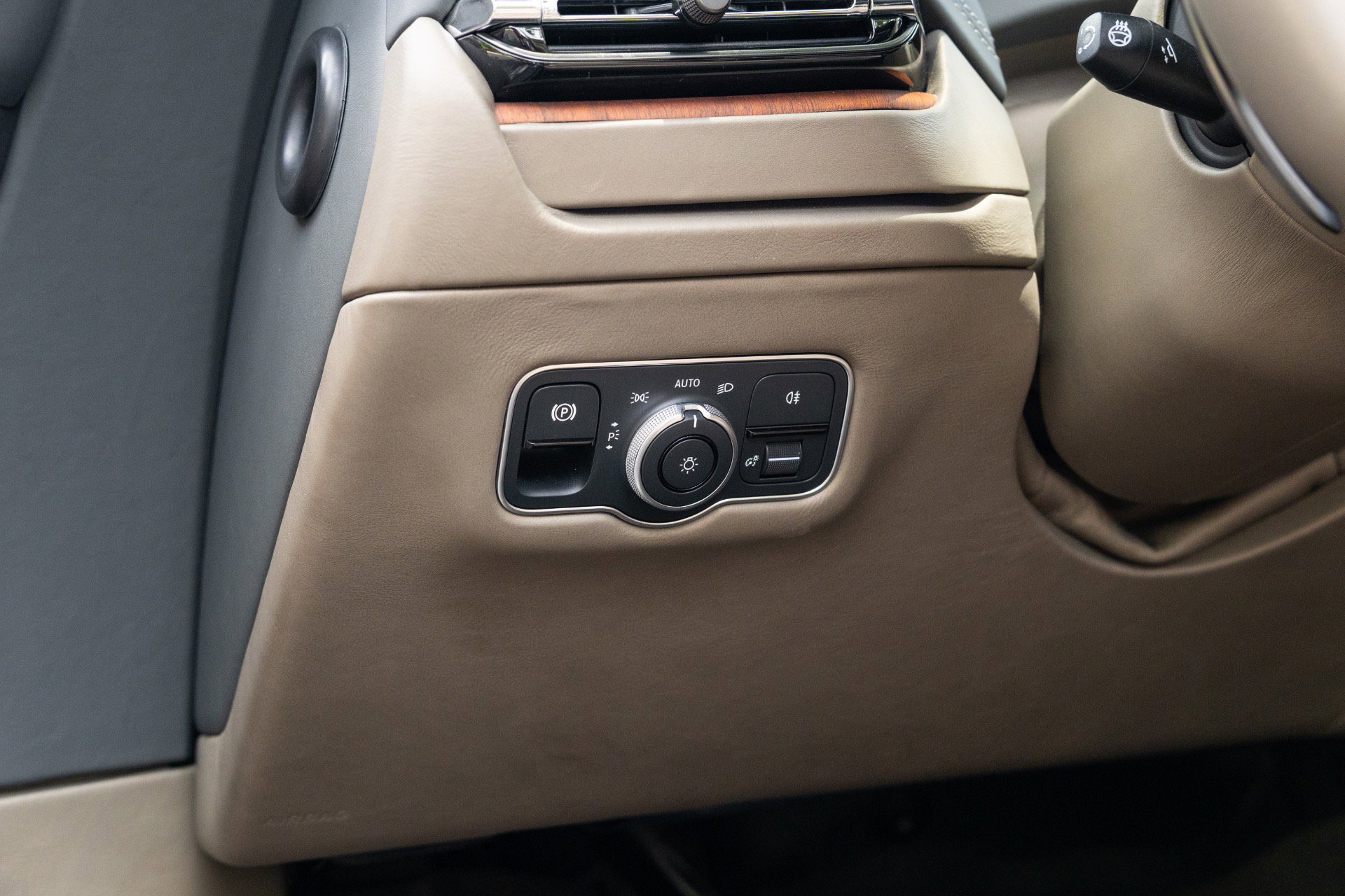 Used 2024 Aston Martin DB12 Convertible RWD image 42