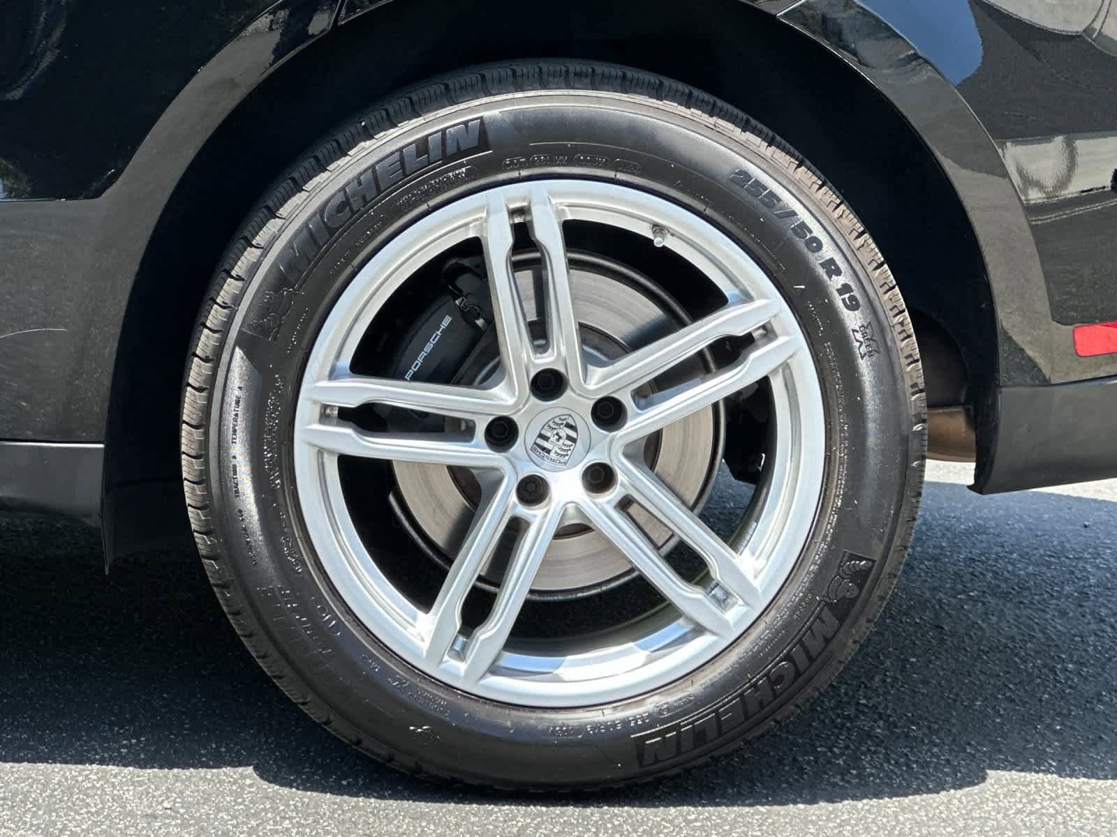 Certified 2025 Porsche Macan AWD/4WD image 30