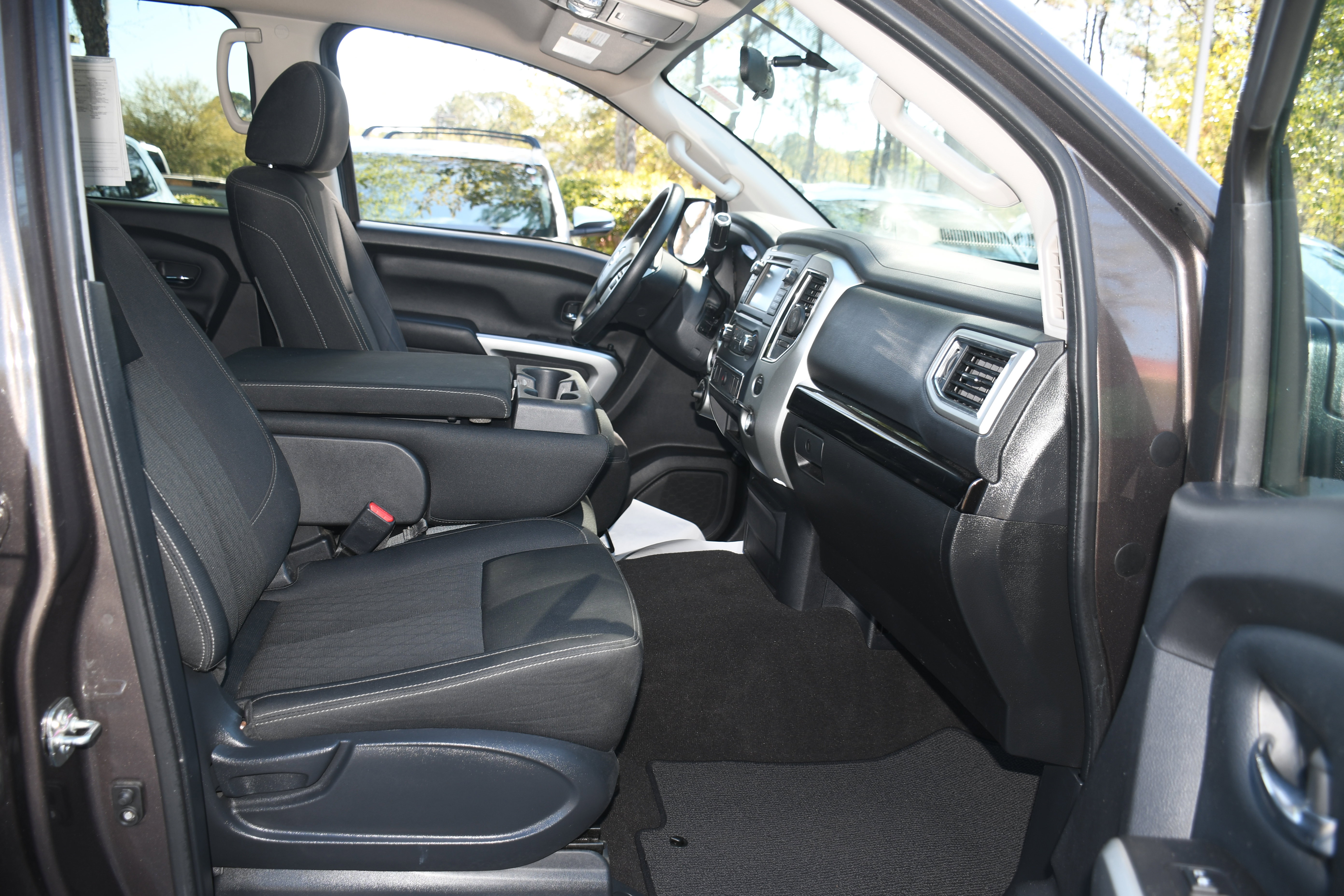 Used 2019 Nissan Titan SV image 19