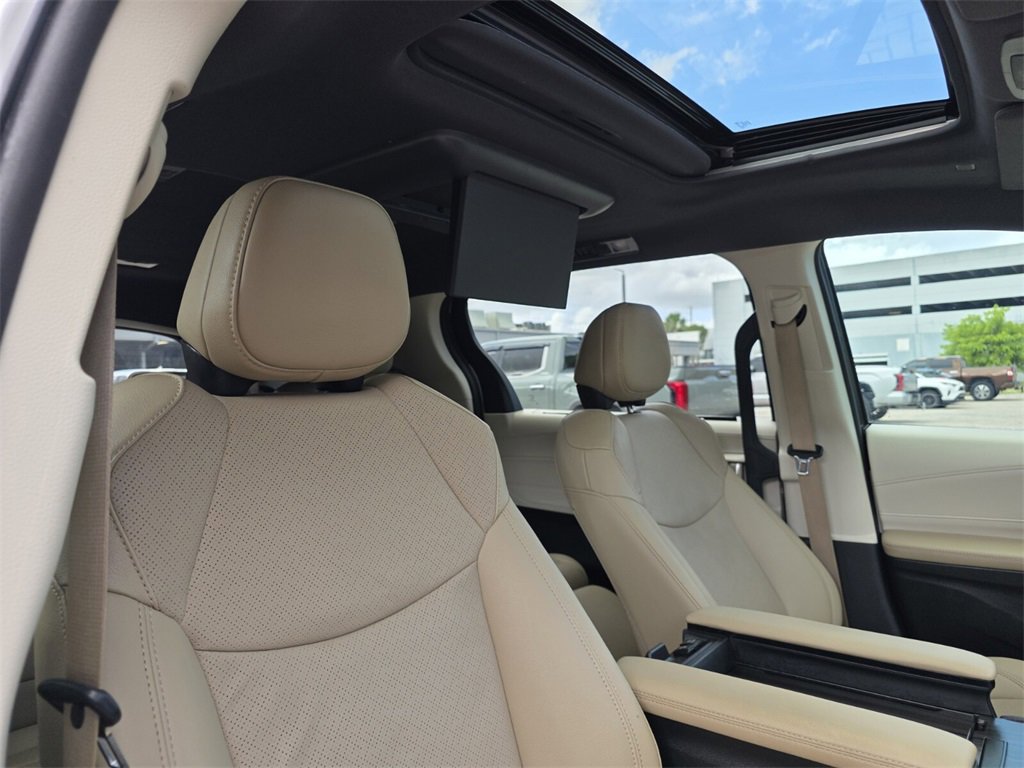 Certified 2024 Toyota Sienna Limited image 15