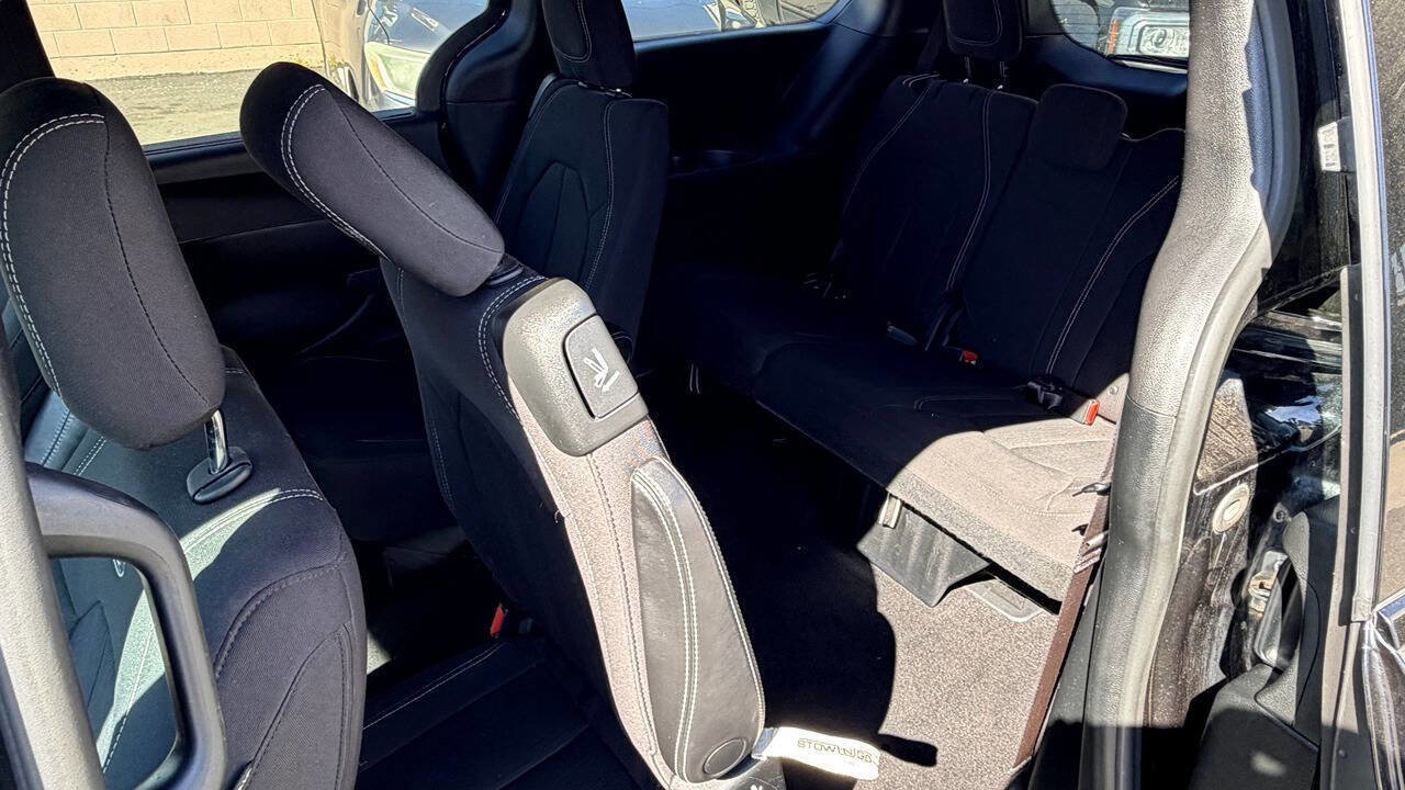 Used 2018 Chrysler Pacifica Touring Plus w/ S Appearance Package image 19