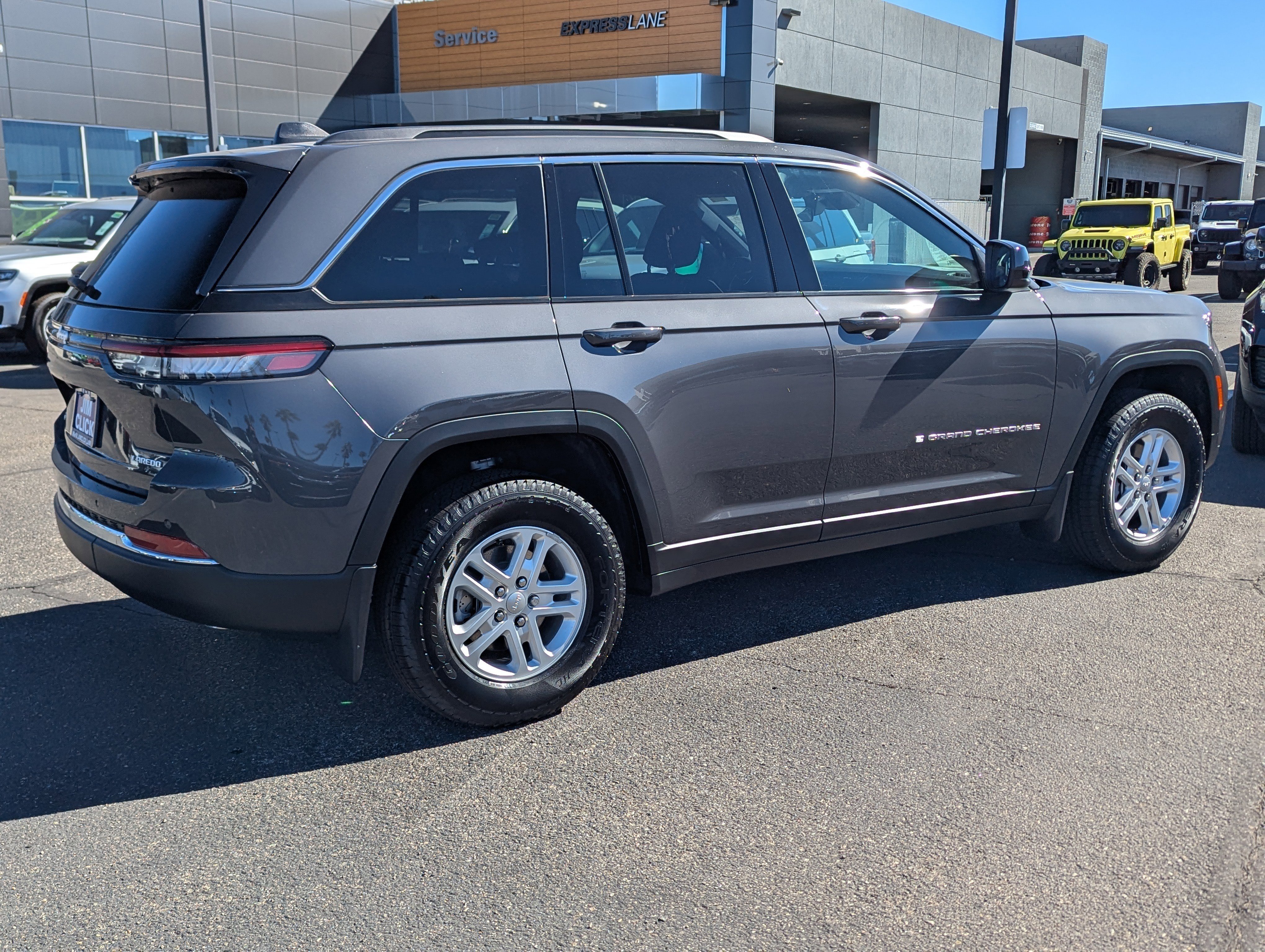 New 2025 Jeep Grand Cherokee Laredo w/ Luxury Tech Group I image 2