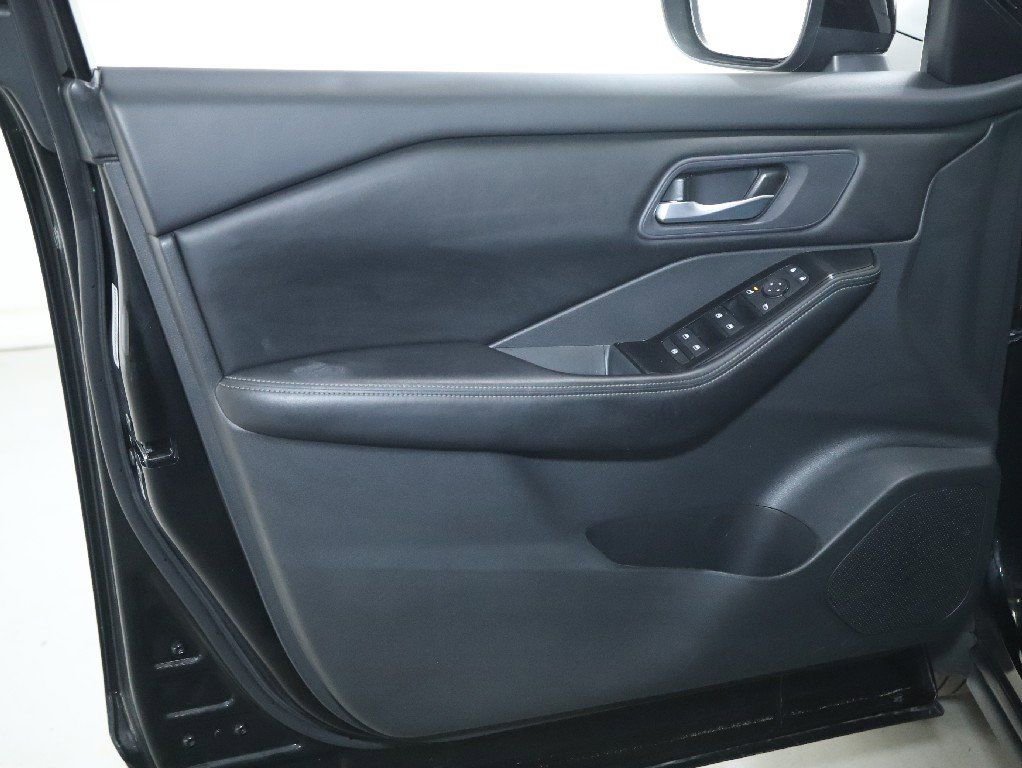 Certified 2025 Nissan Rogue SV image 15