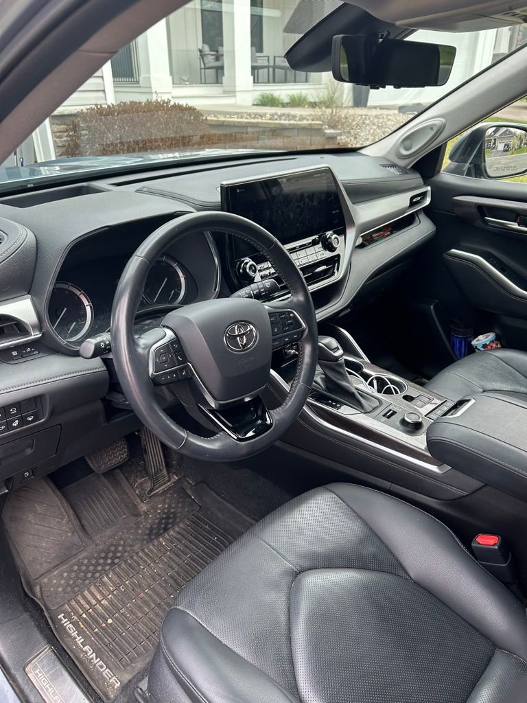 Used 2020 Toyota Highlander Platinum AWD/4WD image 3