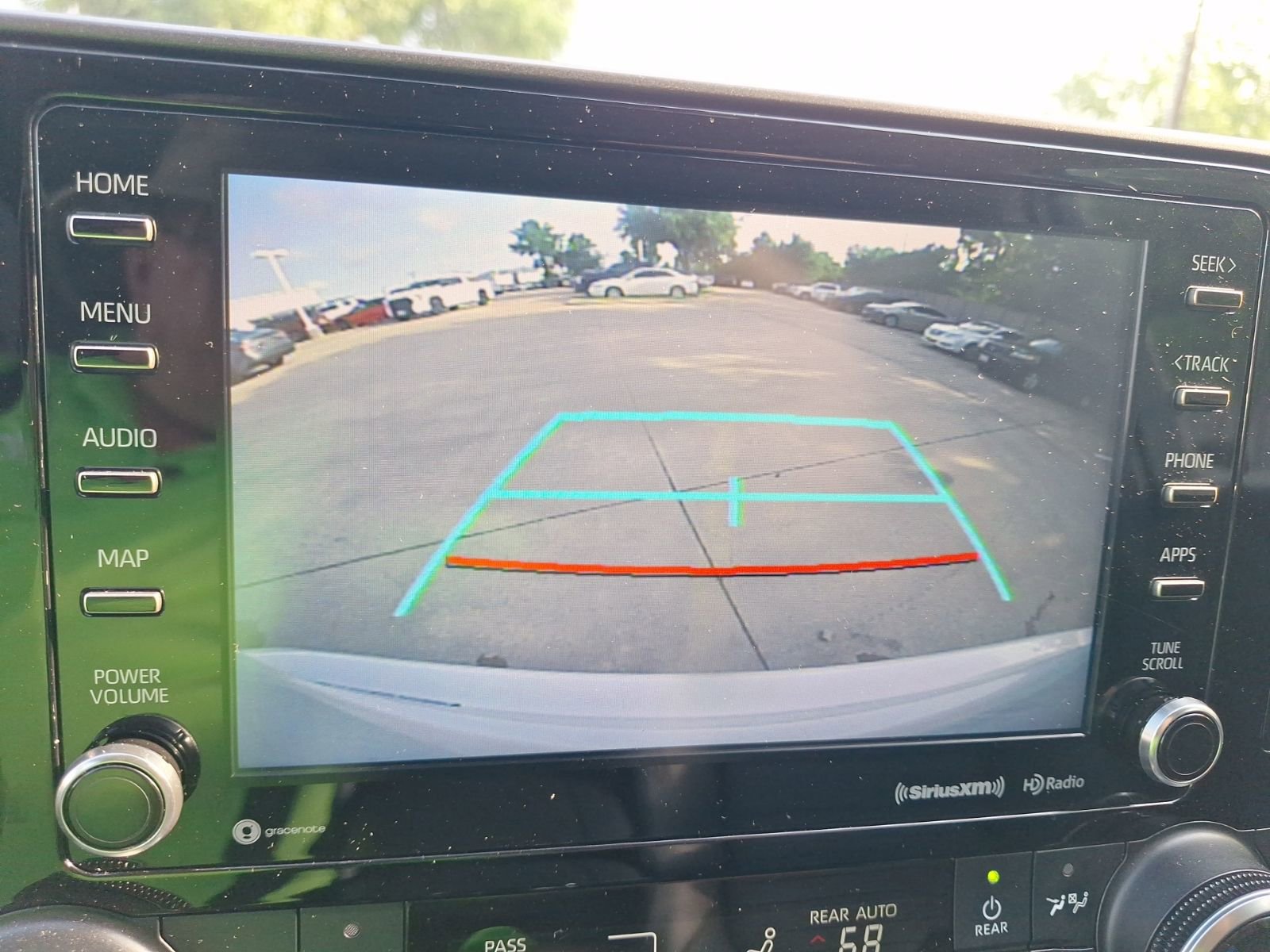 Used 2020 Toyota Highlander XLE FWD image 25