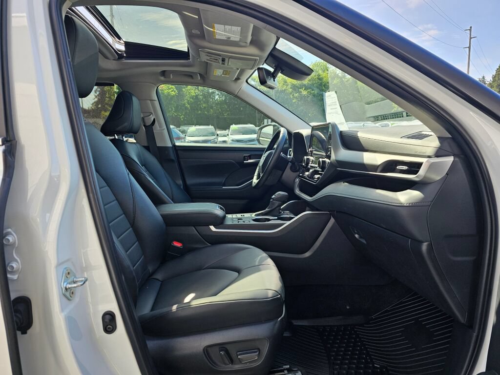 Used 2025 Toyota Highlander XLE AWD/4WD image 9