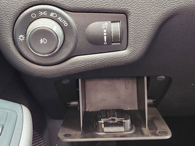 Certified 2019 Jeep Cherokee Latitude w/ Popular Appearance Group image 20