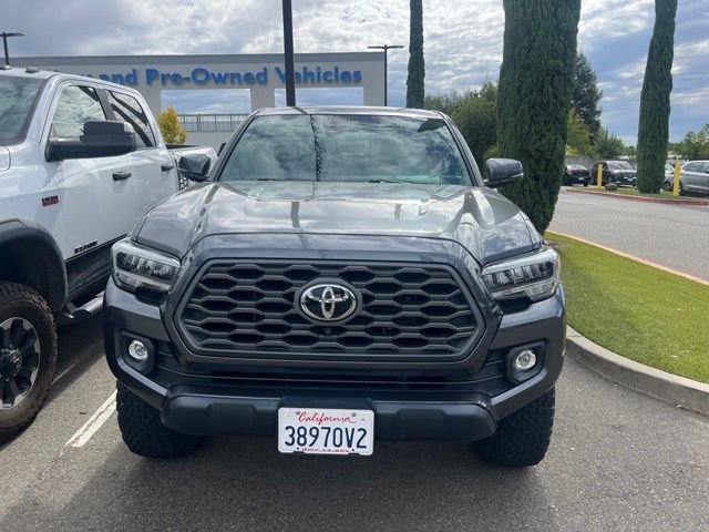 Used 2020 Toyota Tacoma TRD Off-Road w/ TRD Premium Off Road Package AWD/4WD image 2