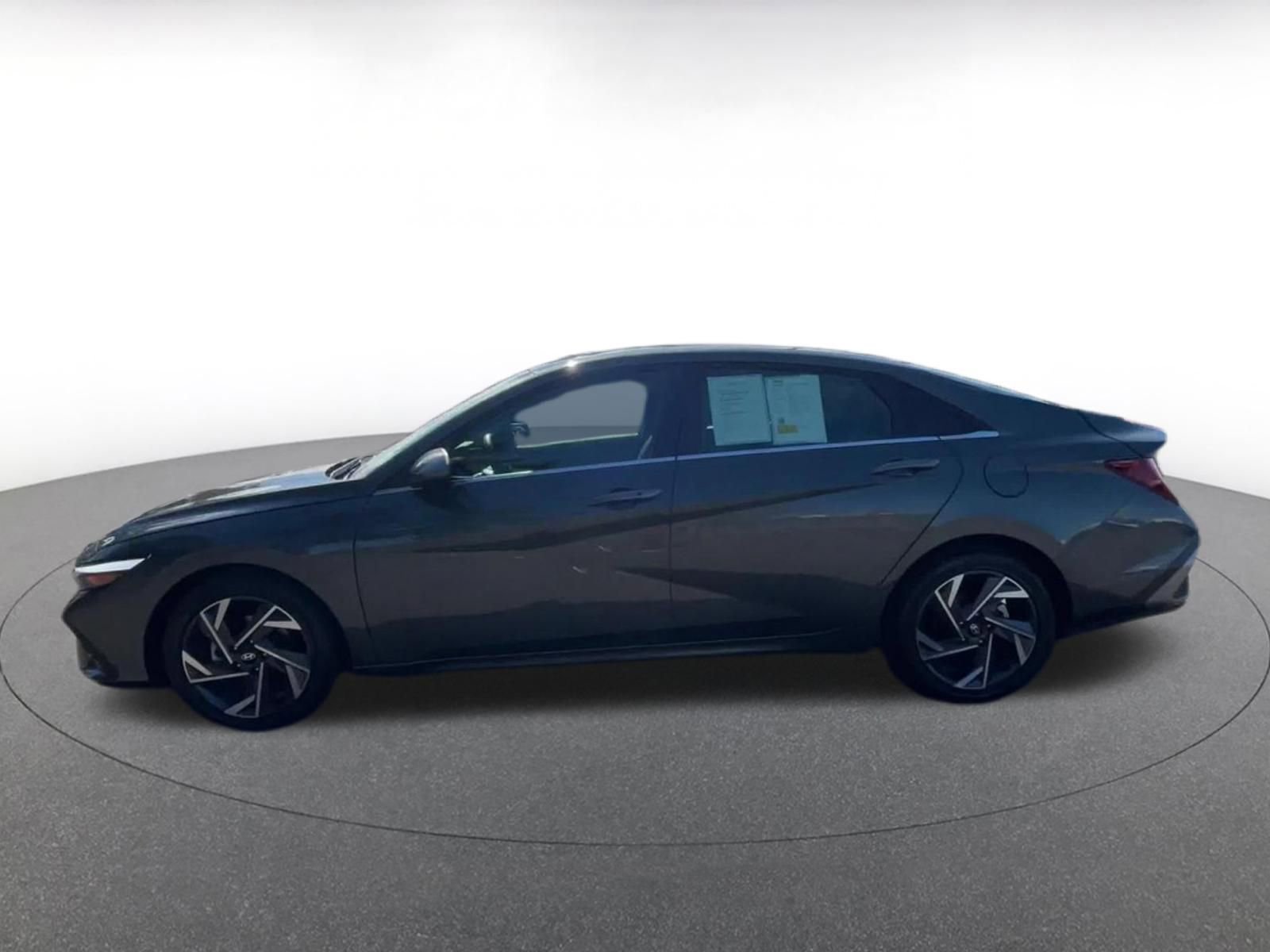 Used 2025 Hyundai Elantra SEL FWD image 9