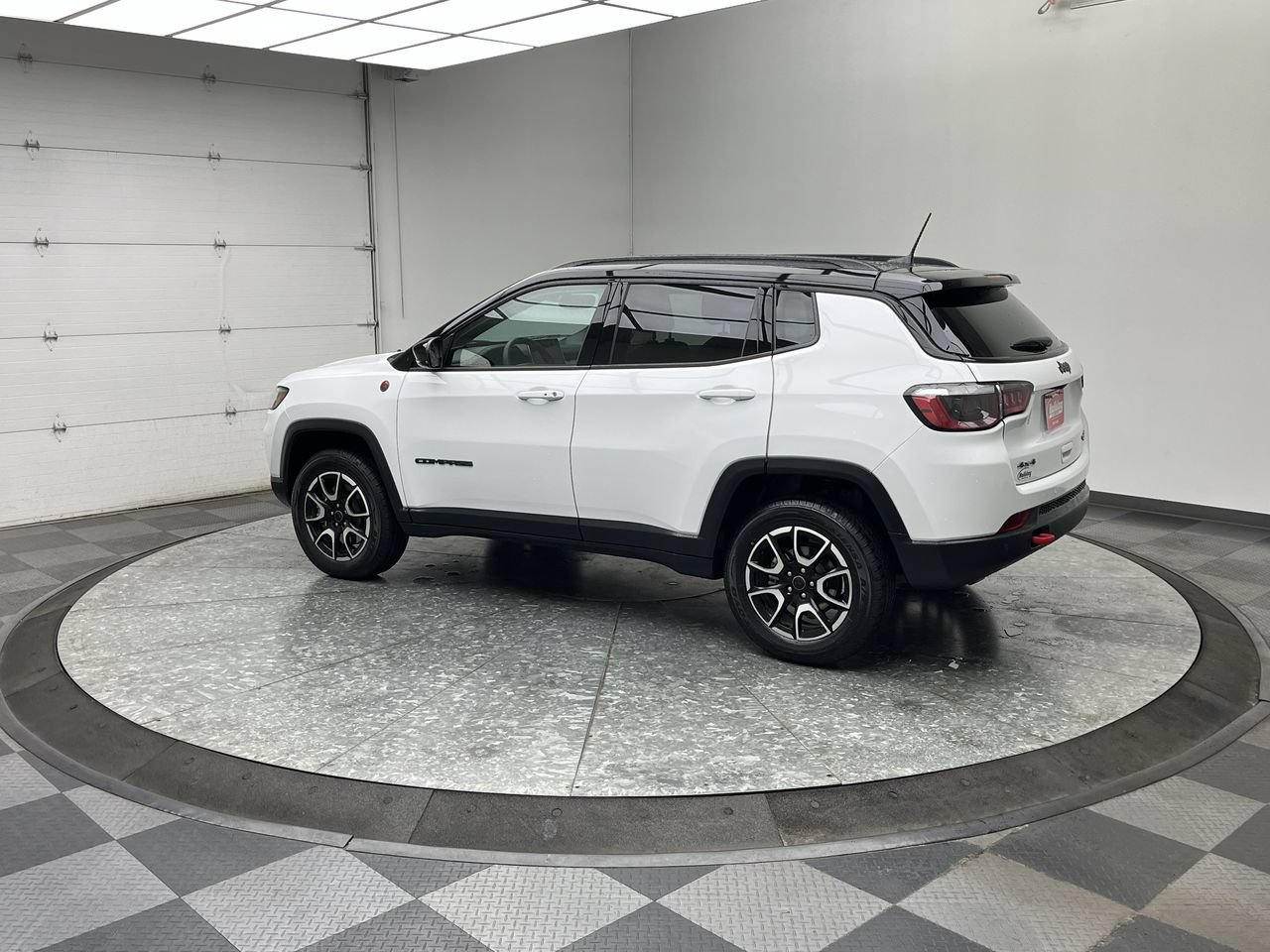 Used 2025 Jeep Compass Trailhawk AWD/4WD image 2