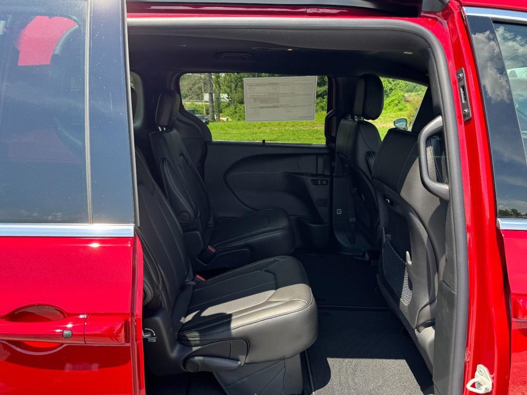 New 2027 Chrysler Pacifica Select FWD image 6