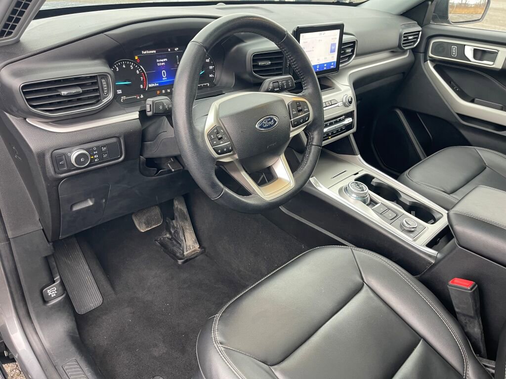 Used 2022 Ford Explorer XLT w/ Equipment Group 202A image 5