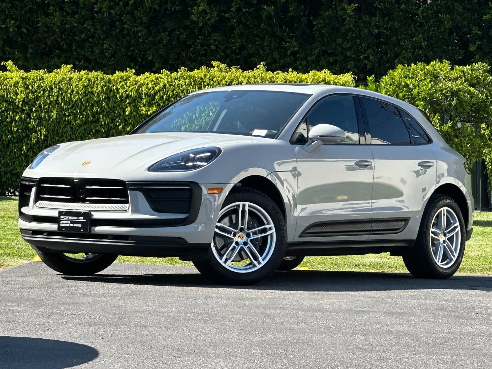 Certified 2025 Porsche Macan AWD/4WD image 1