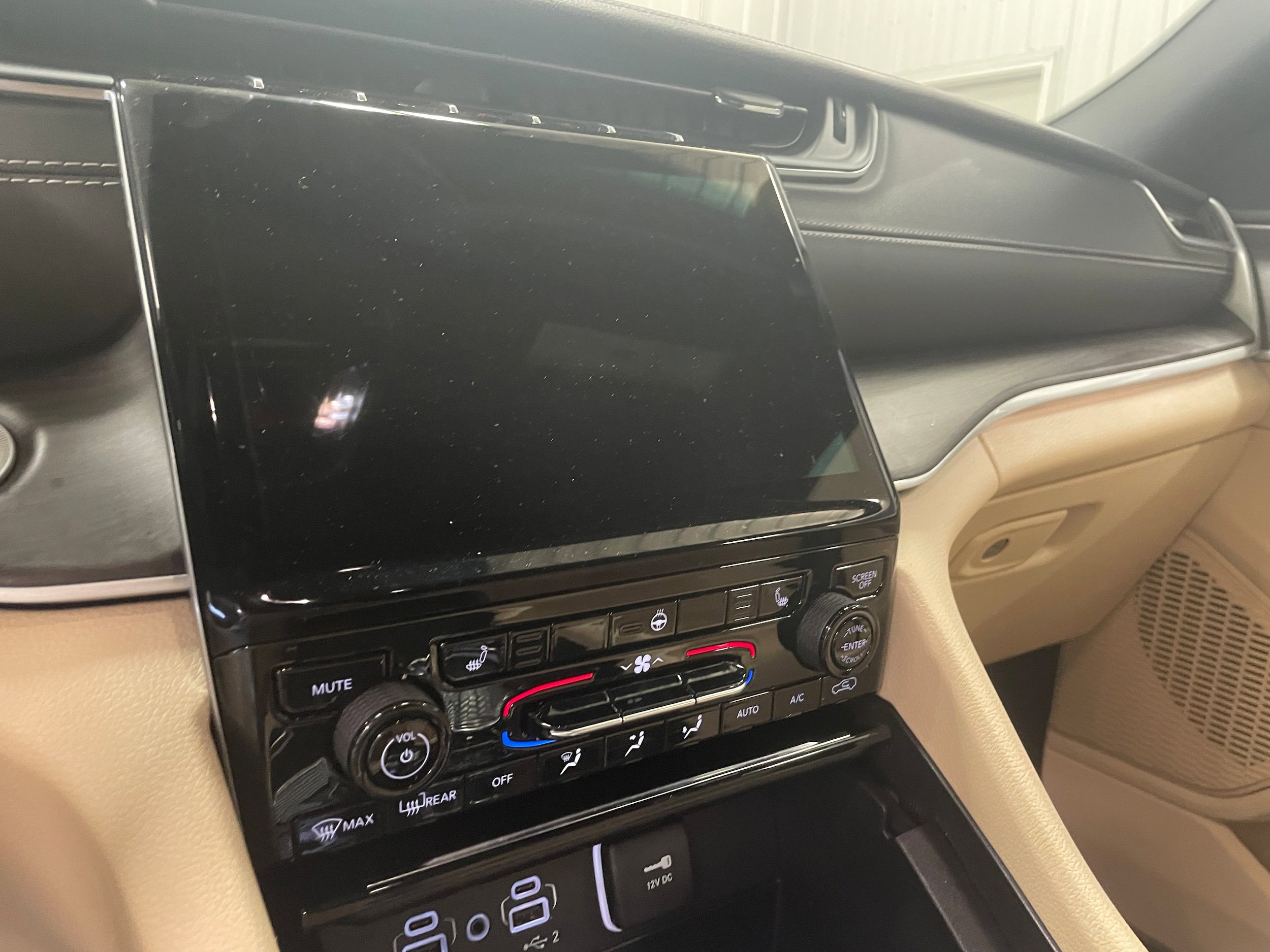 Used 2024 Jeep Grand Cherokee Limited AWD/4WD image 17
