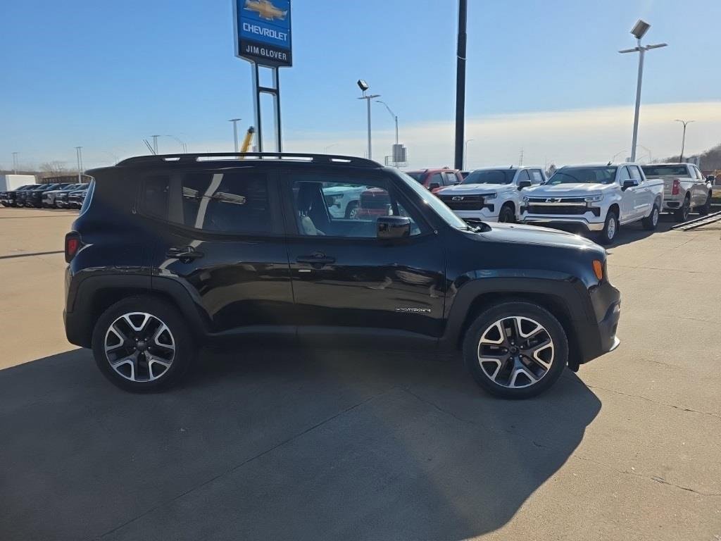 Used 2017 Jeep Renegade Latitude w/ Popular Equipment Group image 4
