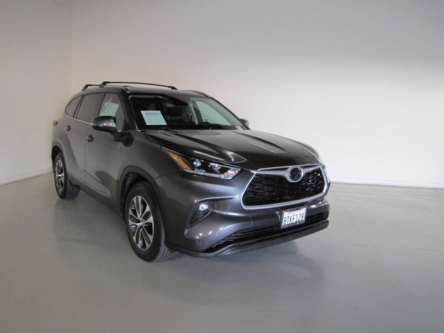 Used 2021 Toyota Highlander XLE image 3