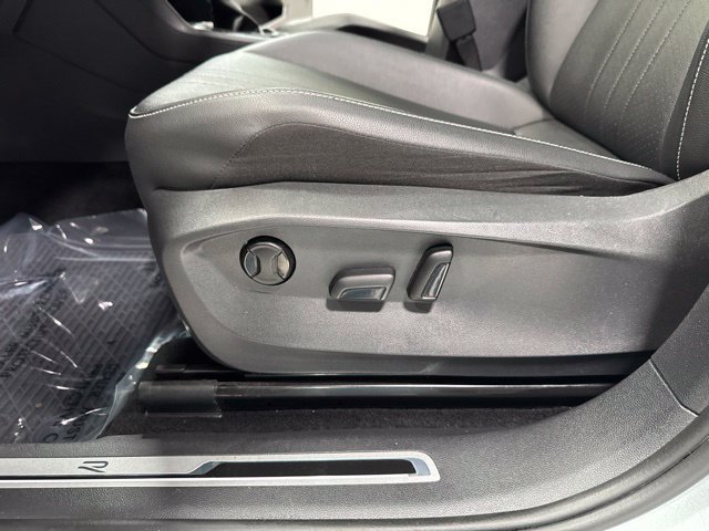 Used 2023 Volkswagen Tiguan SE R-Line FWD image 8